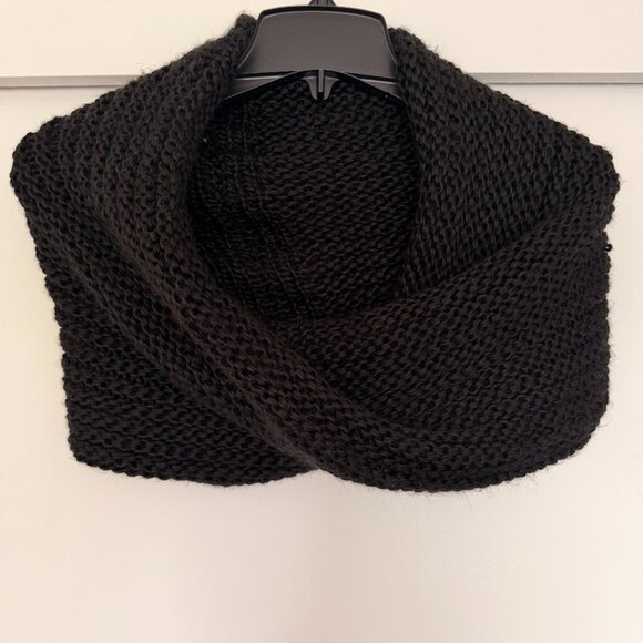 Calvin Klein Chunky Knit Infinity Scarf in black - Picture 6 of 9
